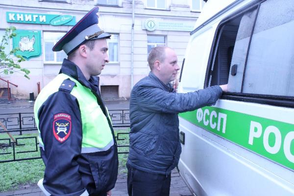 Приставы с полицейскими ловили водителей – должников в Ессентуках